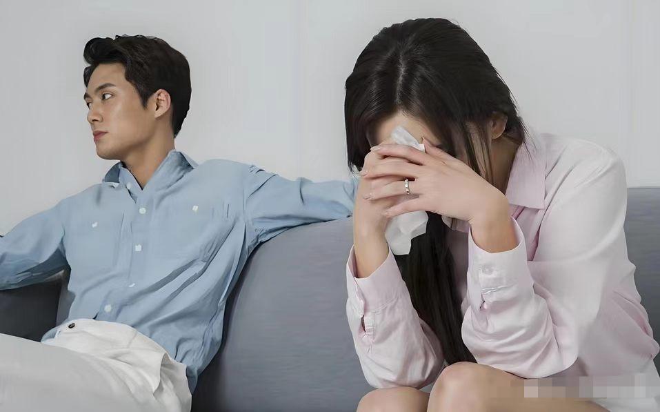 浙江乐清，一女子发现，丈夫给情人转账330多笔钱，一共135万。她愤怒的把第三者