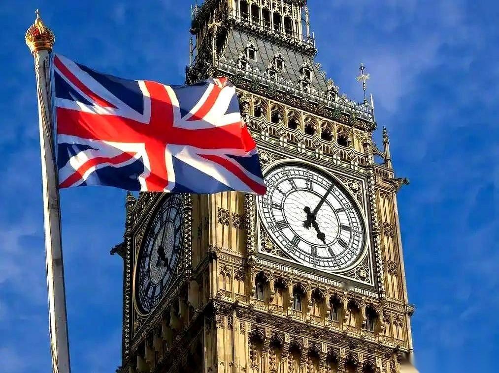 97年香港回家那一晚，我记得特别清楚。
电视里那面红旗升起来的时候，我爸一个大男