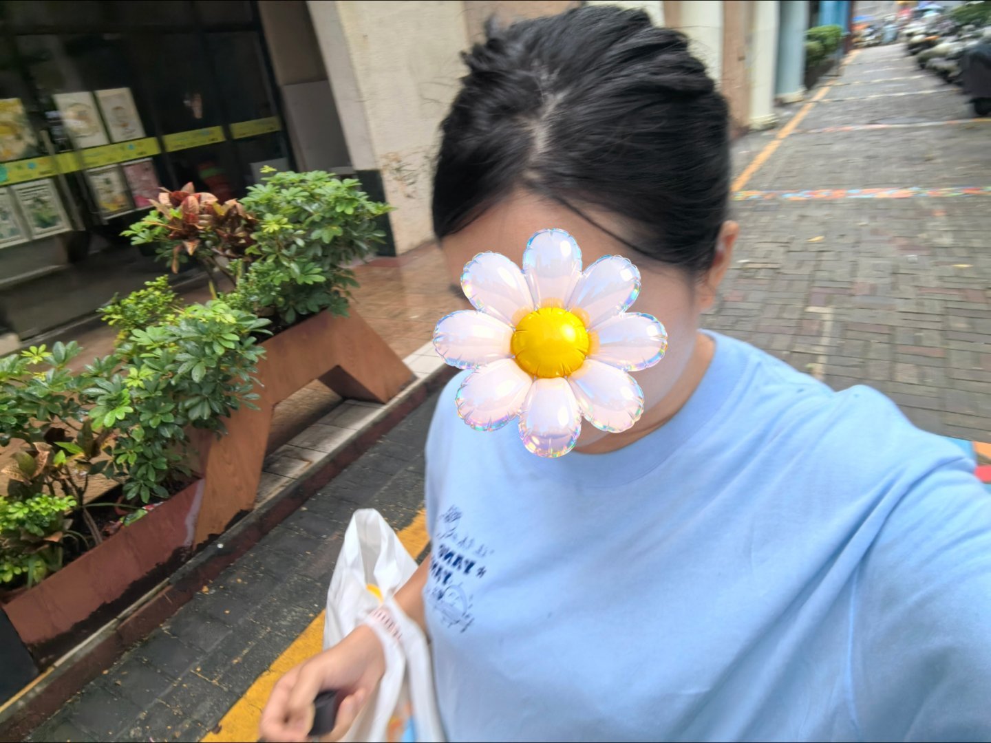其实我平时就这样，随便绑一下头发就出门了所以下次你们想见我，提前说，我好洗头化妆