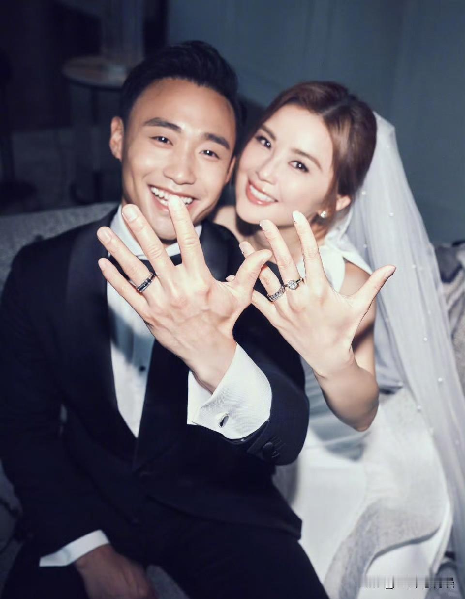 阿sa二婚了，结婚对象是去年11月份才公开的健身教练男友，比她小10岁，有人祝福