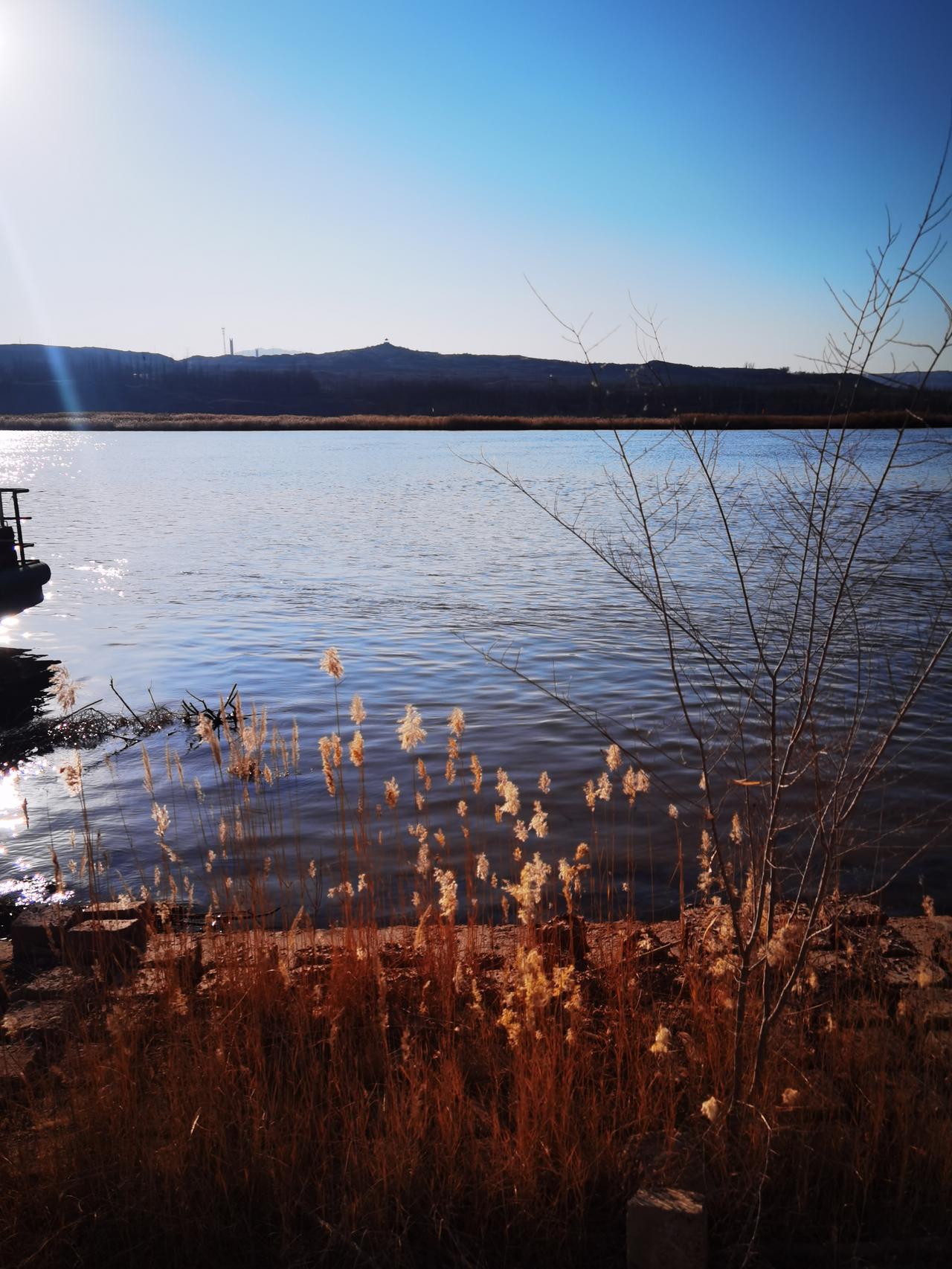 你经常去河边散步锻炼吗? 只要有时间有精力，我经常去河边散步锻炼的。春天去河边，