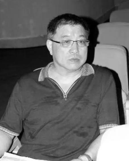 贺京生，1950年出生，是“独臂将军”贺炳炎上将之子，母亲为姜平，在兄弟姐妹中排