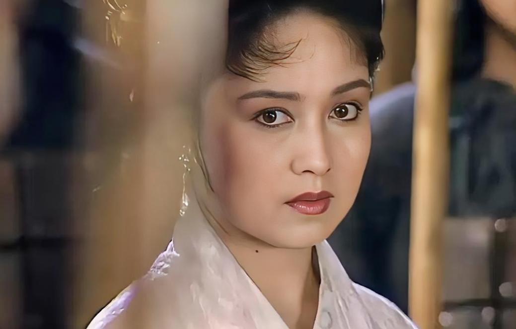 公元197年，曹操就一把搂住年轻貌美的邹氏，摸着她的脸颊，色眯眯的说道：“从今日