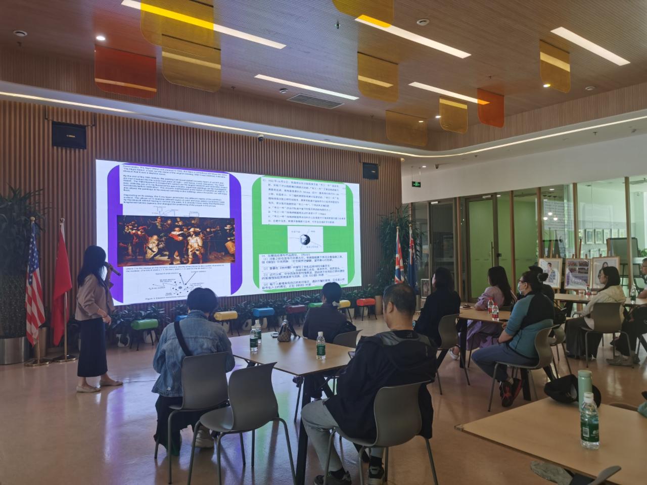 北京爱迪学校高中开放日活动，家长朋友们分别聆听普高和澳高课程优势比较👏