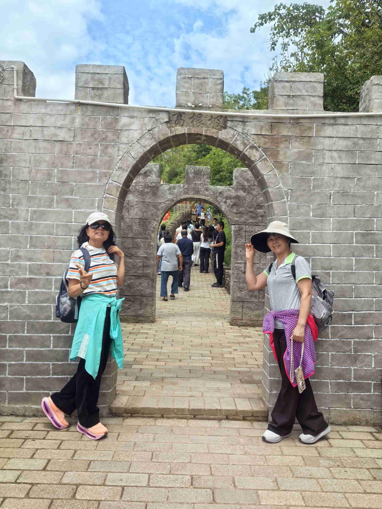 今天是到曲靖的第4天。

早上9点，闺蜜玲子就打过来电话让我们在酒店等着，她们开