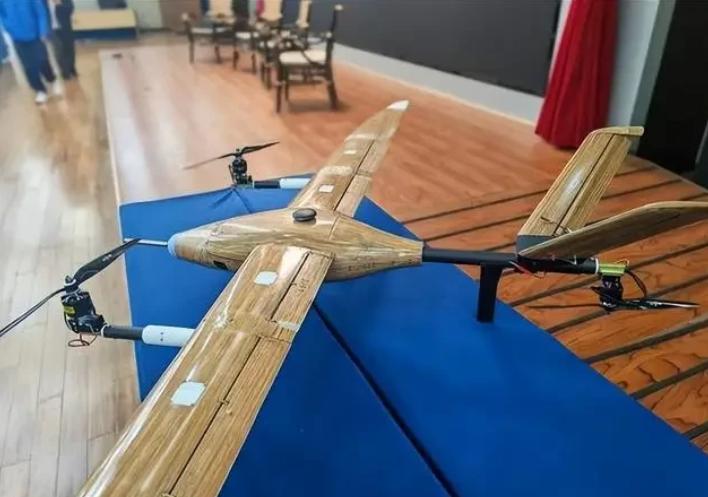 美国正在全球东凑西拼调弹药，中国这边用一根竹子造出了无人机，重量压到碳纤维的五分