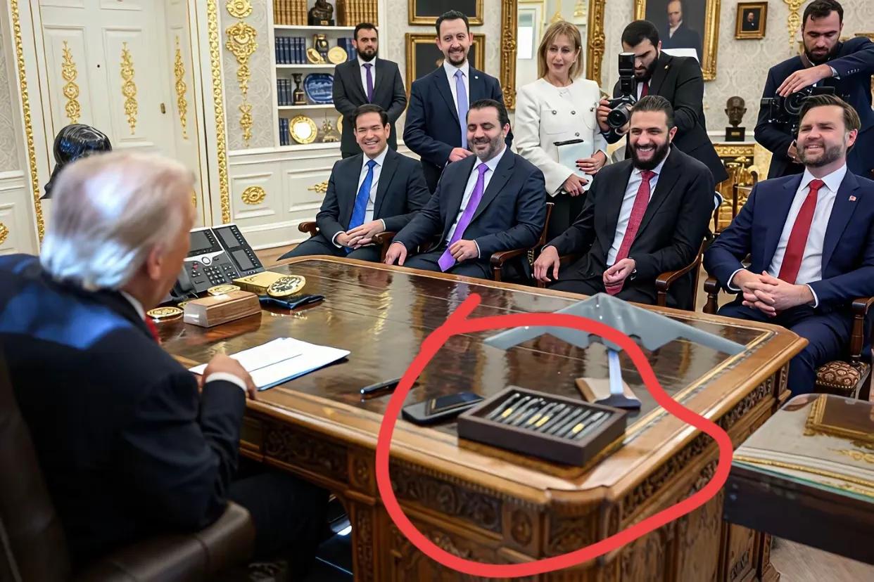 不懂就要问！特朗普桌子上摆的这个东西是啥？是雪茄吗？
万能的大神们有知道的吗？求