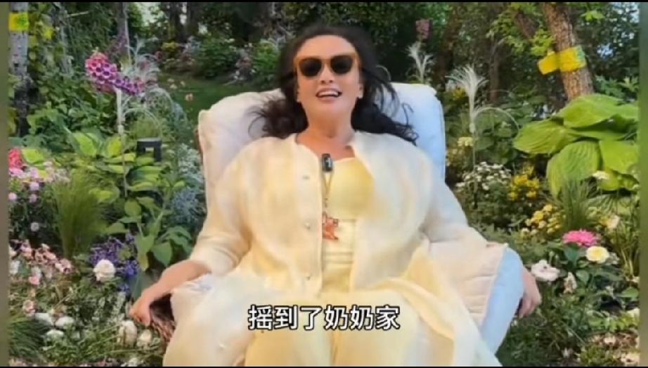 兰姐在自家的小花园里，坐在摇摇椅上，说着励志的话，感慨着人生，此刻，她多像个老佛