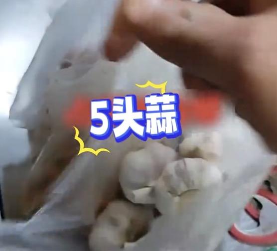 你买一份炒饼丝，打包人家5头蒜，这是来吃饭还是来进货的？
12月14日天津的一餐