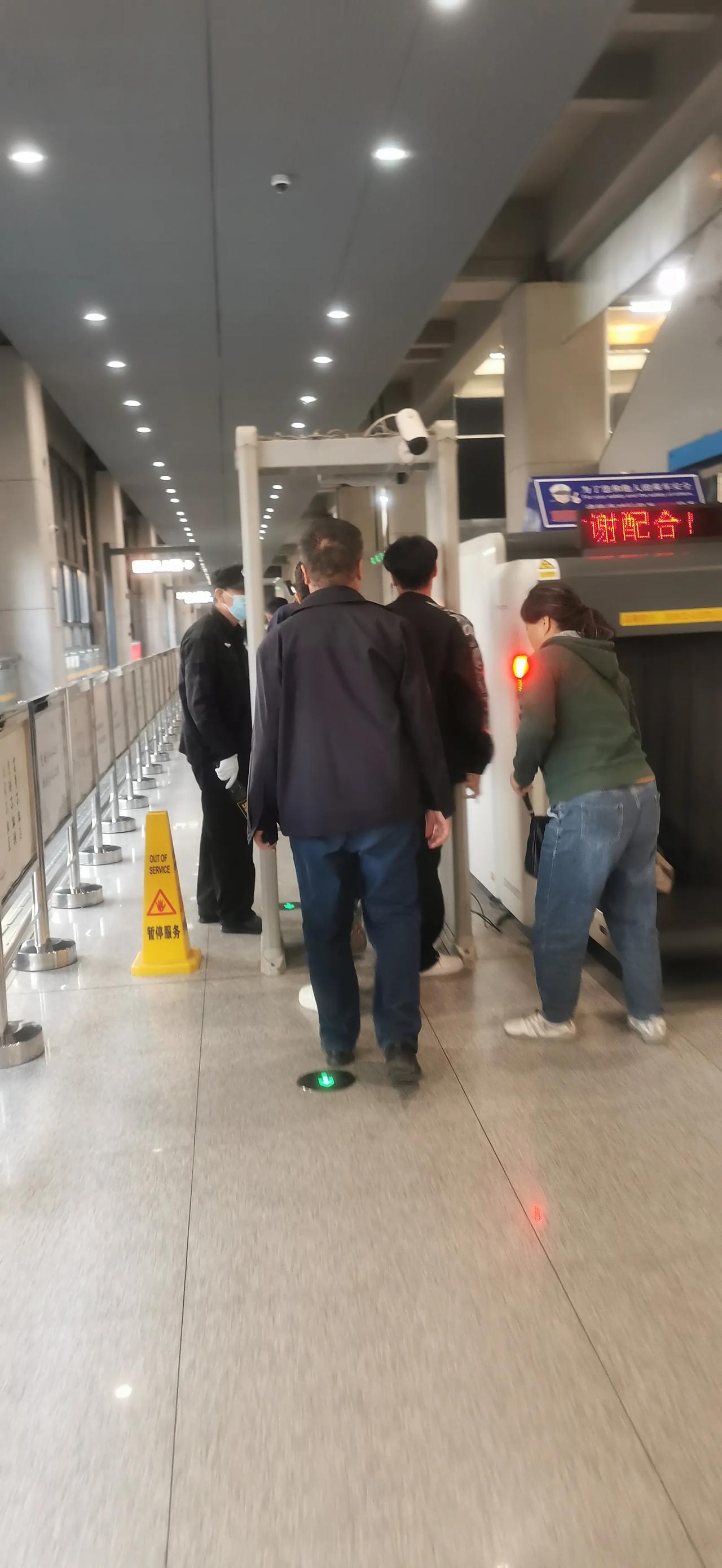 济南地铁2号线彭家庄站居然是双重安检 有必要吗？据说这个安检门辐射量很高的。