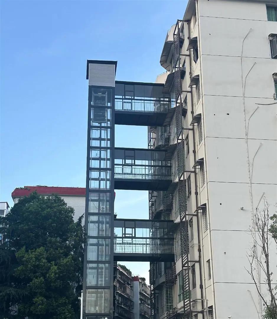 给老楼加装电梯，对老楼的高层住户是大好事，但对低楼层尤其是一楼显然并不友好。来自