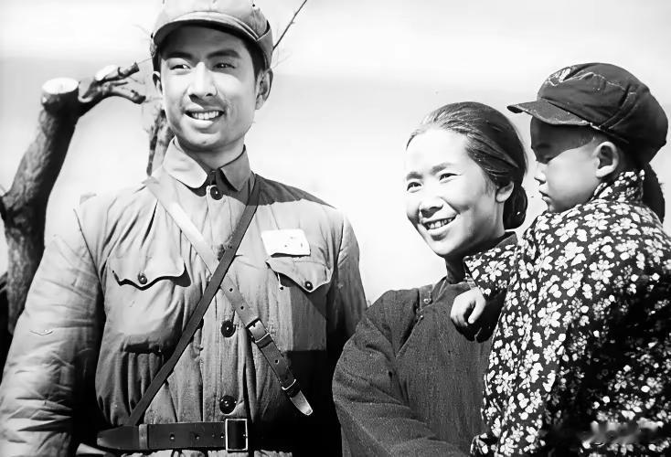 王铎：电影《南征北战》中的赵大娘，是谁？
原来，她是由王建华扮演。
只可惜，19