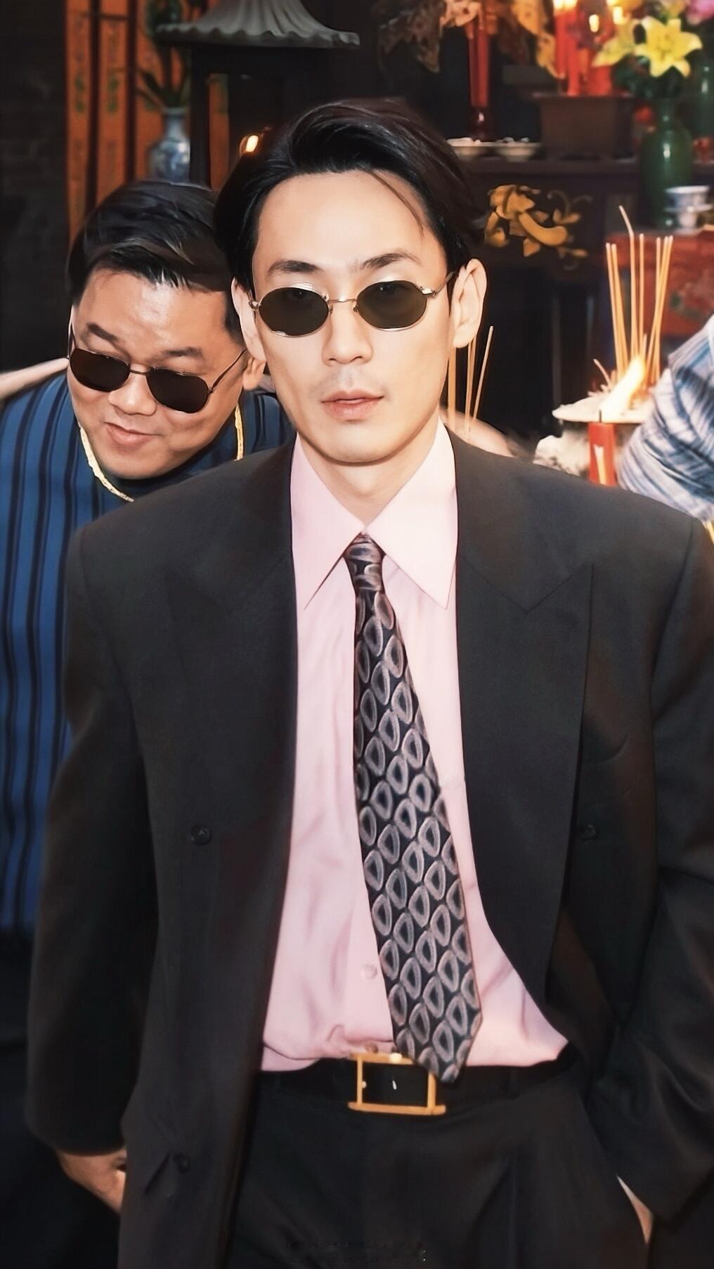 朱一龙成熟男人的魅力朱一龙走路自带从容气度，舒展沉稳的步态，一举一动都尽显成熟男