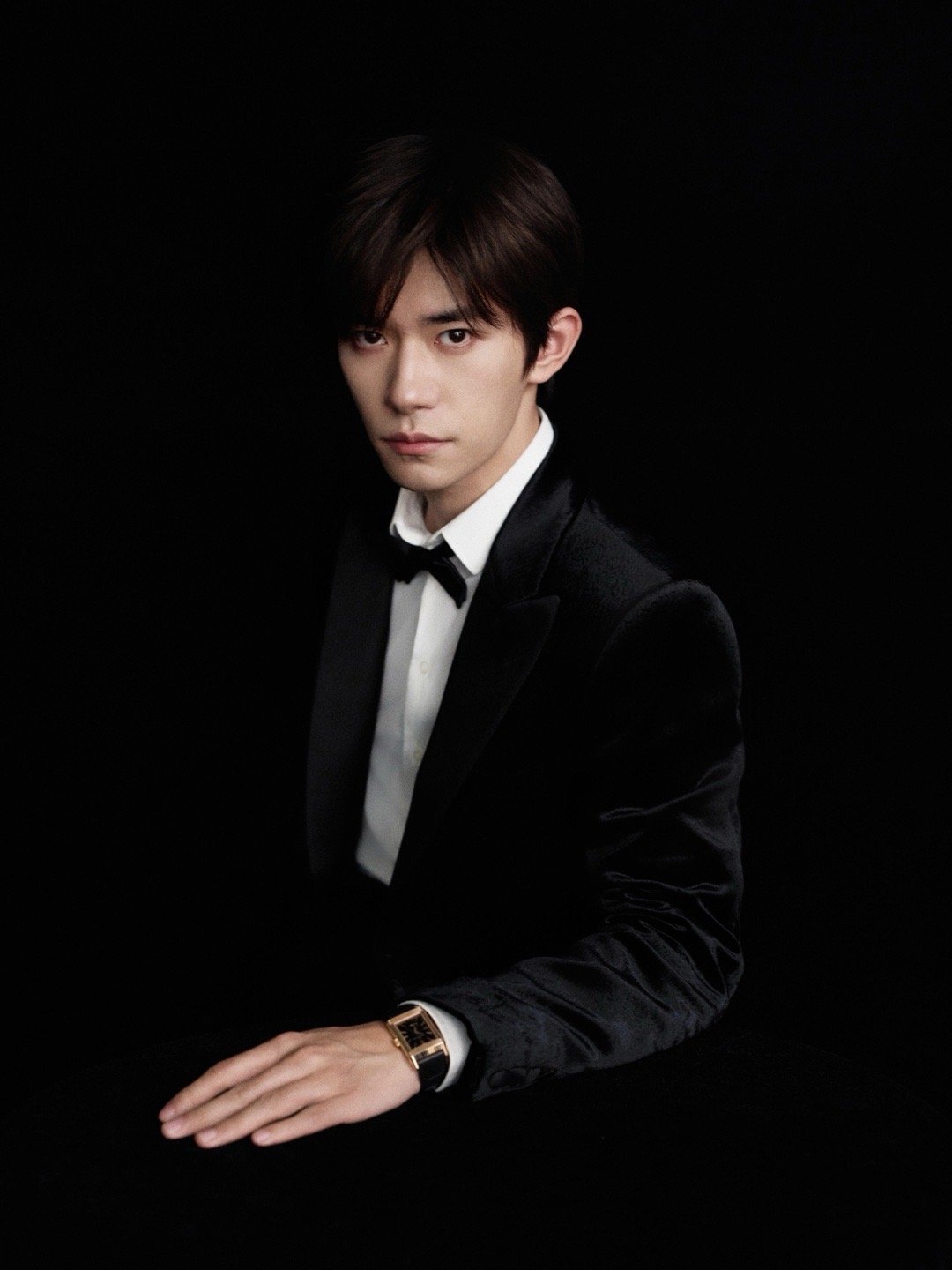 易烊千玺今日金鸡奖闭幕红毯造型来了！就喜欢他身上这股劲劲的感觉