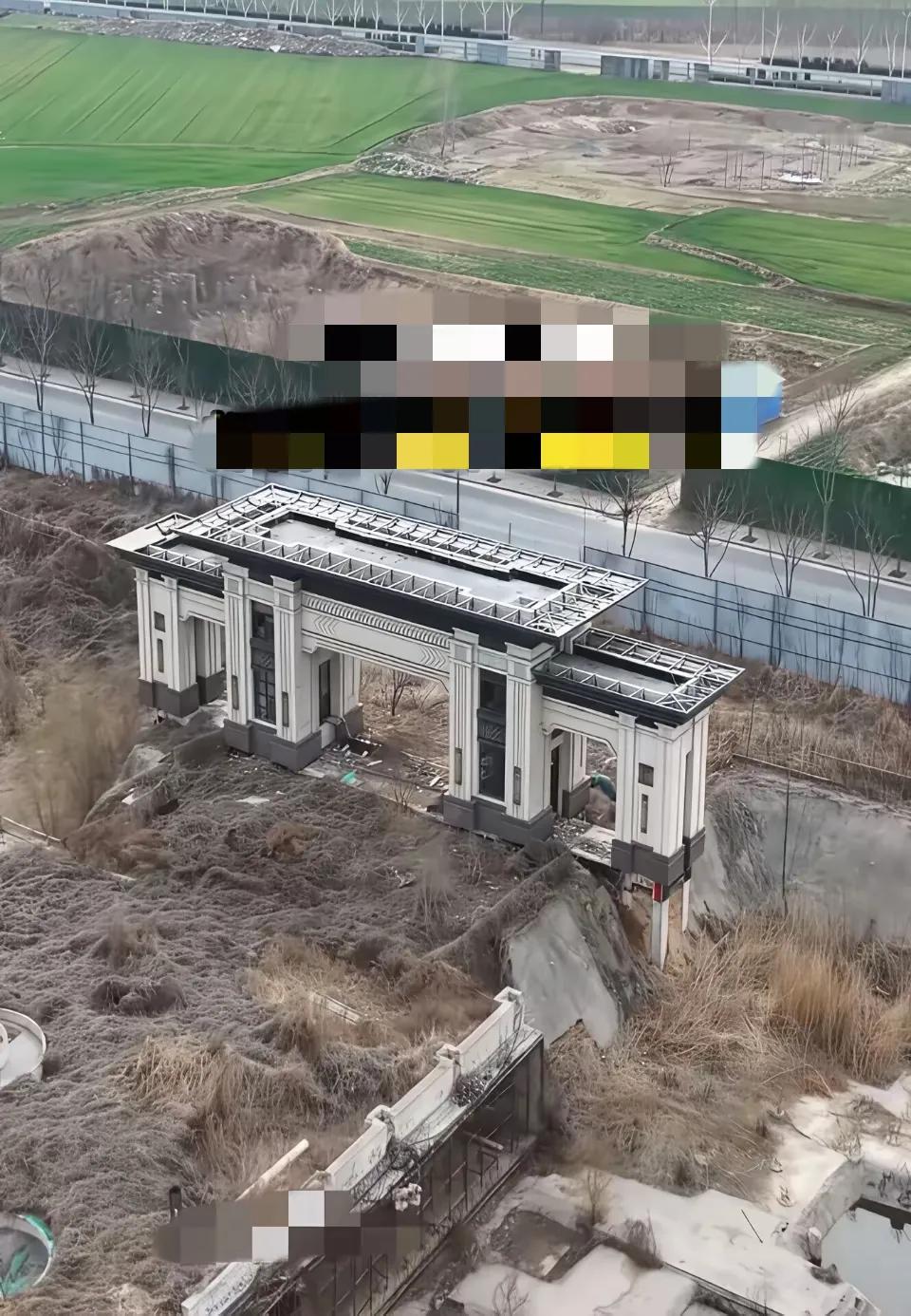 看不懂！这地方建个这么漂亮的大门给谁看呀？[what]
