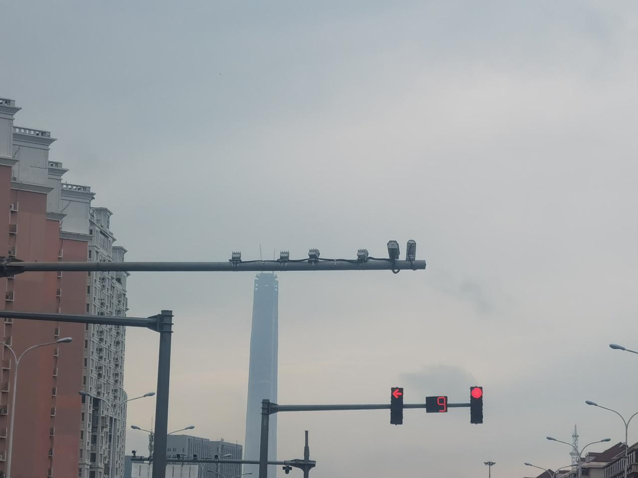 不忘初心

昨日午饭后散步，墙外有工作的工人，午餐是自带，看着是用旅行水壶的盖子