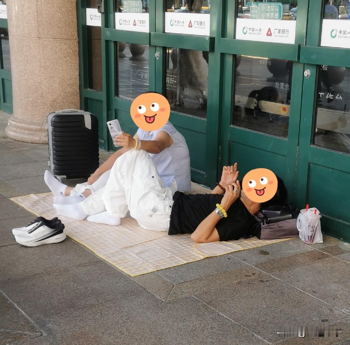 火车站不可以当众席地而卧！

这种行为太不雅观！

昨天下午四点半多，我坐高铁回