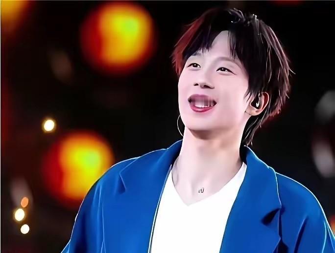 跨年夜话筒一递，林高远开口的瞬间，乒乓桌炸了。
不是球拍，是全网耳膜。
都以为他