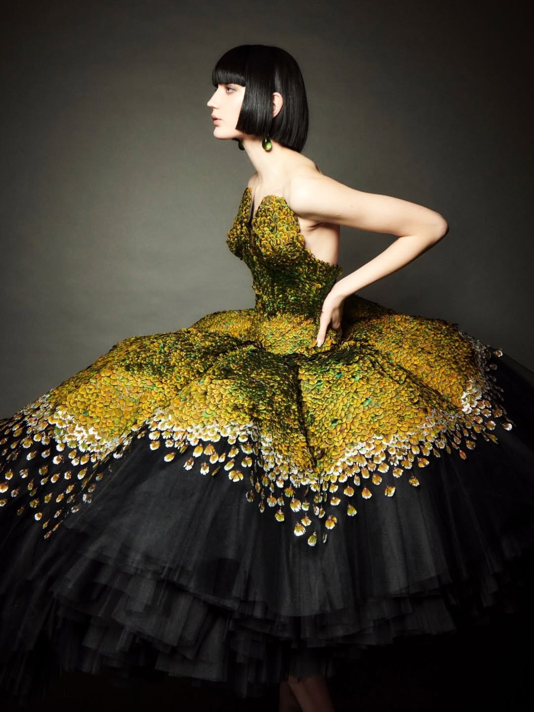 Schiaparelli 2026 春夏高定这条孔雀裙的工艺也真是惊人 ，实在是