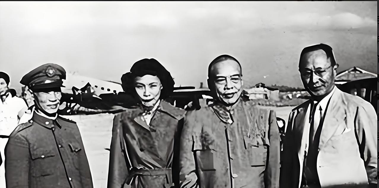 1942年的香港，西环码头角落里蹲着一个胡子拉碴的男人。他穿着洗得发白的旧长衫，
