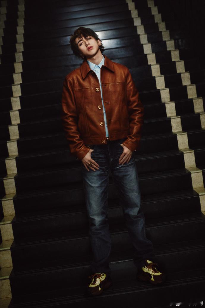 蔡徐坤棕色皮衣look  蔡徐坤随心愉悦  蔡徐坤情人节的棕色皮衣look，时尚