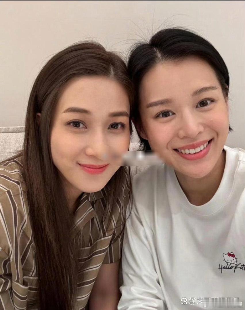 香港地价寸土寸金，哪怕是资深视后也难买豪宅，胡杏儿钟嘉欣同框聚餐尽显真实生活感。