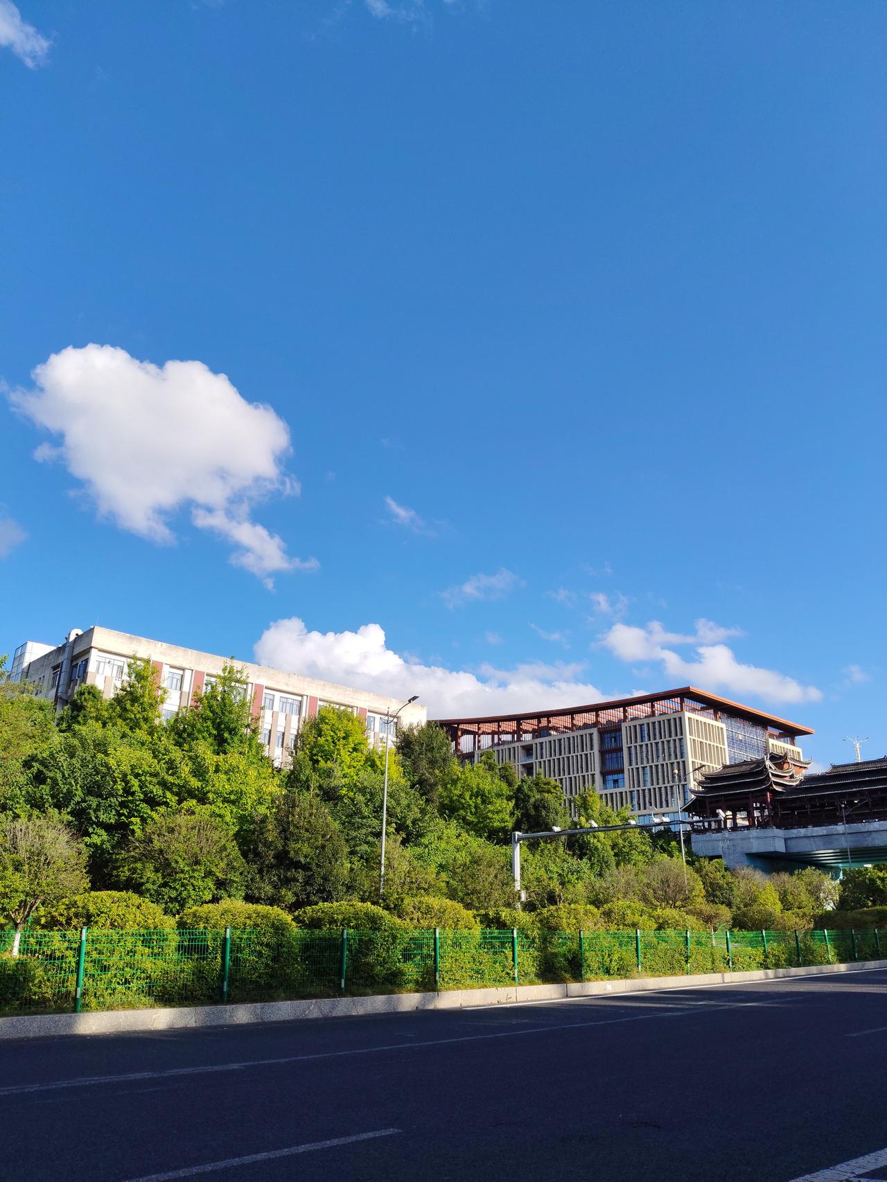 从港股的发展趋势来看，越来越A股化，不管是K线走势图，还是IPO上市速度，以及融
