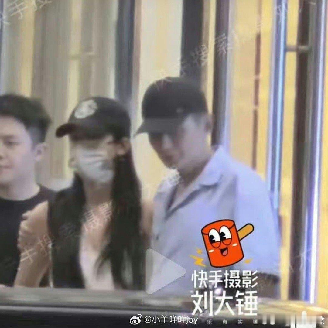 #刘冲搂着张婧仪出门#张婧仪刘冲这一看就说gay蜜啊！不不不，闺蜜！！！ ​​​