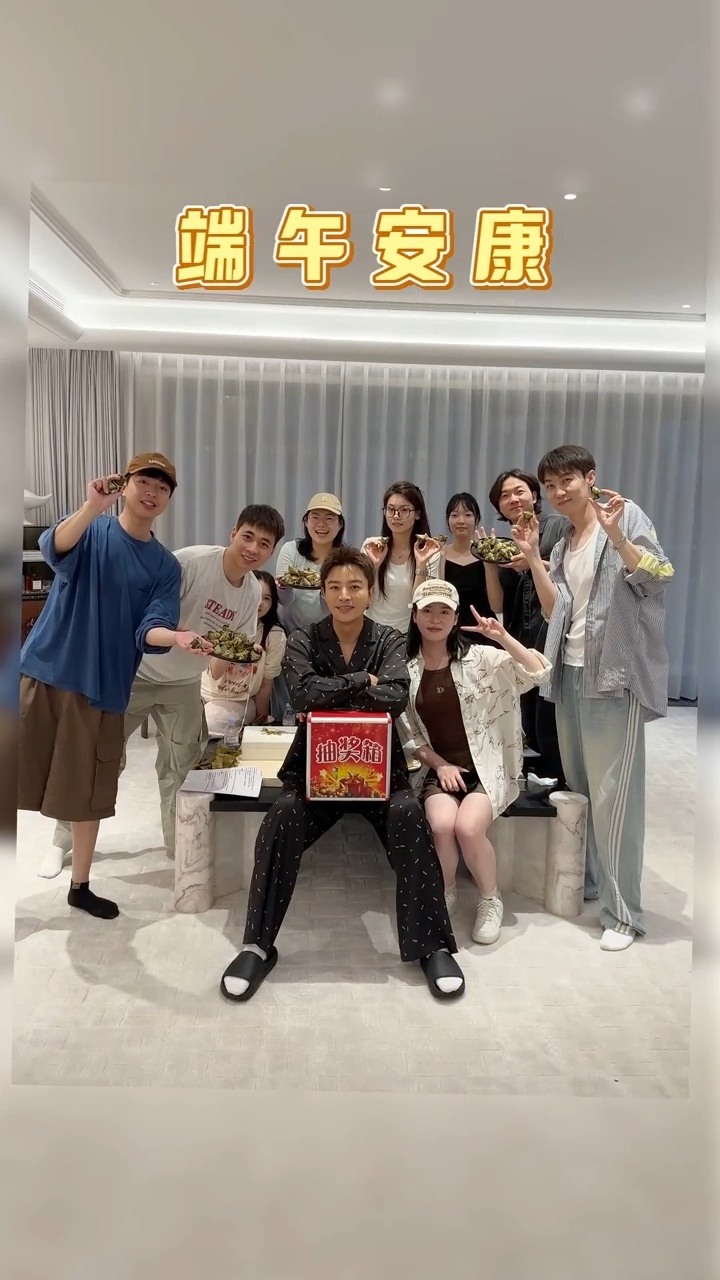 贾乃亮公司还缺人吗 谁懂啊，看到贾乃亮包粽子那个笨拙但认真的样子，突然就被戳中了
