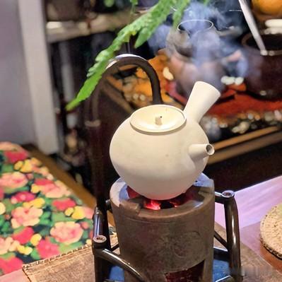 《茶静歌·乐府变体》
碧瓯烟起绿如纱，茶静沉沉意自佳。
初尝微苦藏深韵，终回甘味