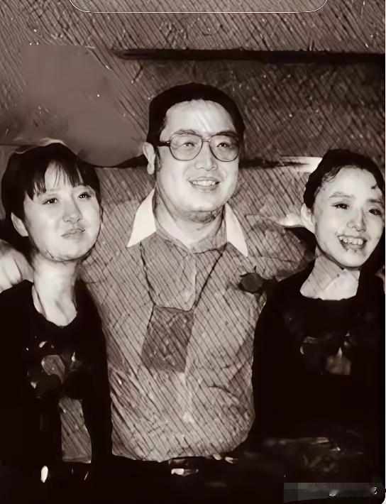 这张照片，往少说也有三十年了吧？
那时的宋丹丹青春正好
英达亦是春风得意
谁能料