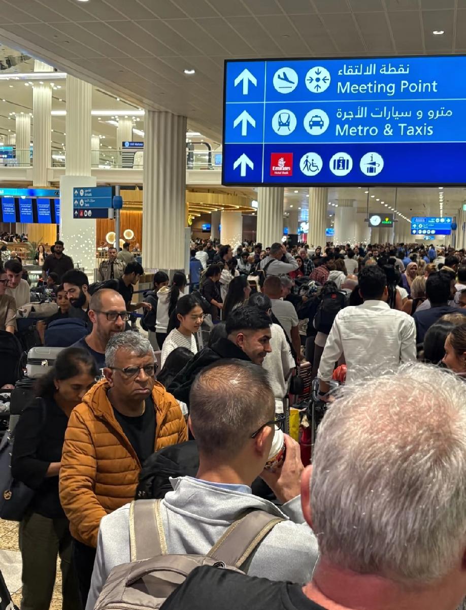 此刻的阿联酋迪拜机场。当地网友表示:机场承接能力严重不足，到处都是超长队伍。
那