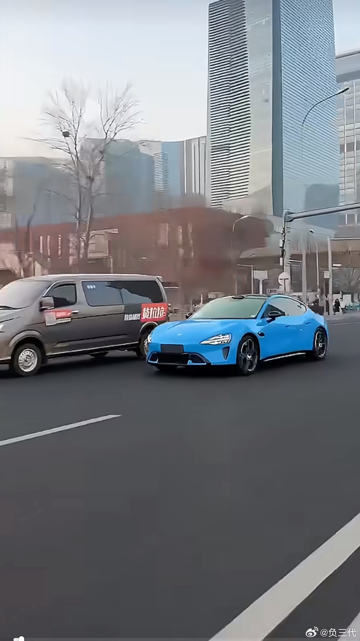 小米汽车好看其实车漆用料好占很大一部分原因，透亮非常高级，属于是大老远就能看到。