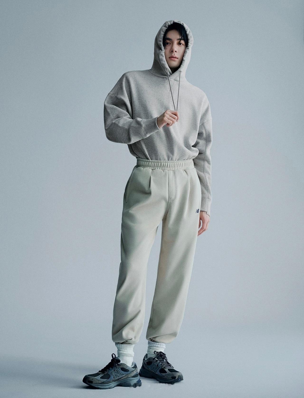 曾舜晞这身New Balance Grey系列简直是“盐系天花板”，软糯灰调上衣