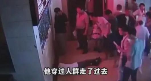 湖南衡阳，59岁的退伍老兵，在医院缴费大厅晕倒，75分钟后猝死，女儿查看监控，气