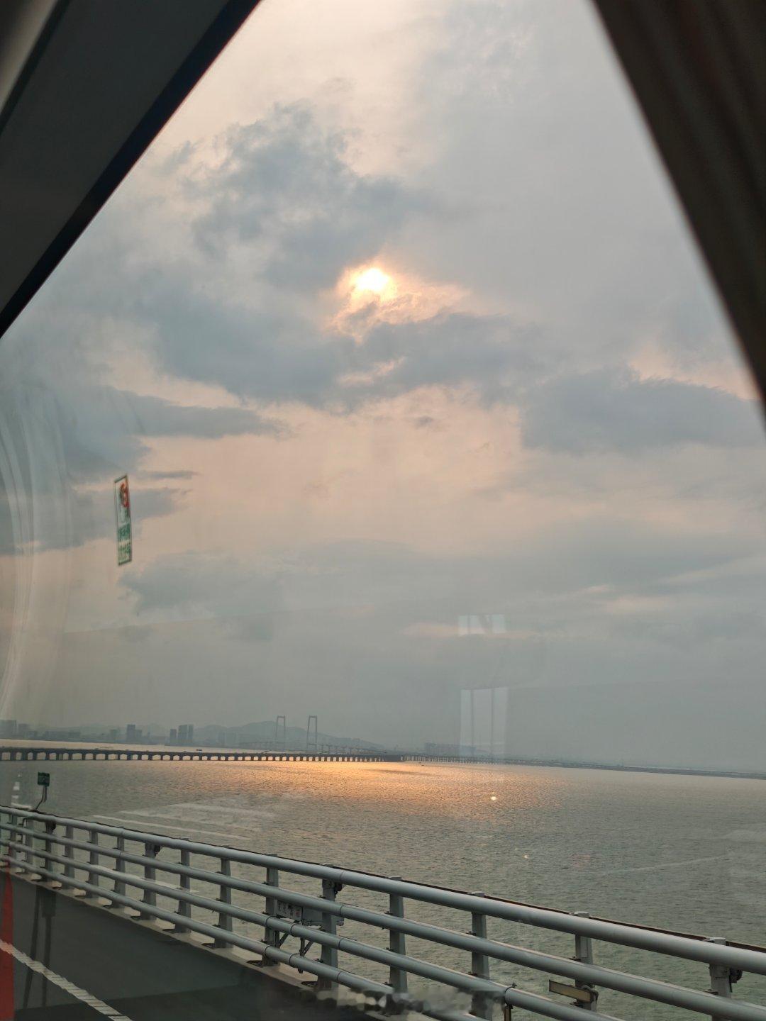 夕阳深中通道 前往华为鸿蒙智行春季发布会 广州·深中大桥