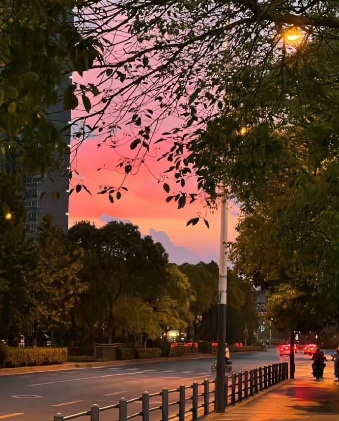为你收集日落时的云朵，为你收藏下雨后的晴空，关于喜欢你这件事，最平淡，也最热烈。
