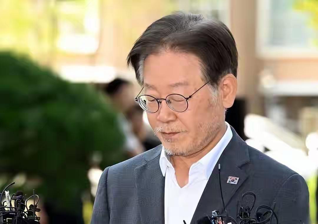 还是穿军装的李在明更有活力，穿着西装头发有点灰白的他有憔悴感。
