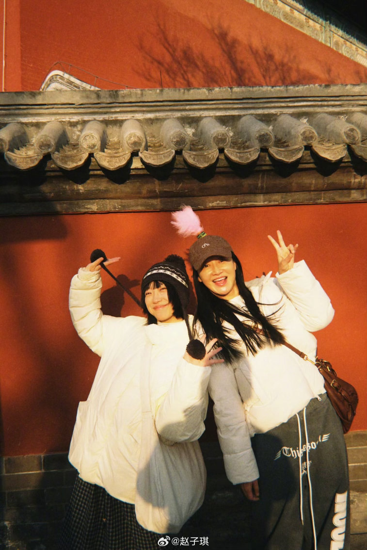 赵子琪以为机场粉丝是经纪人雇的赵子琪刚知道什么叫饭撒 姐的喜剧人属性确实藏不住。