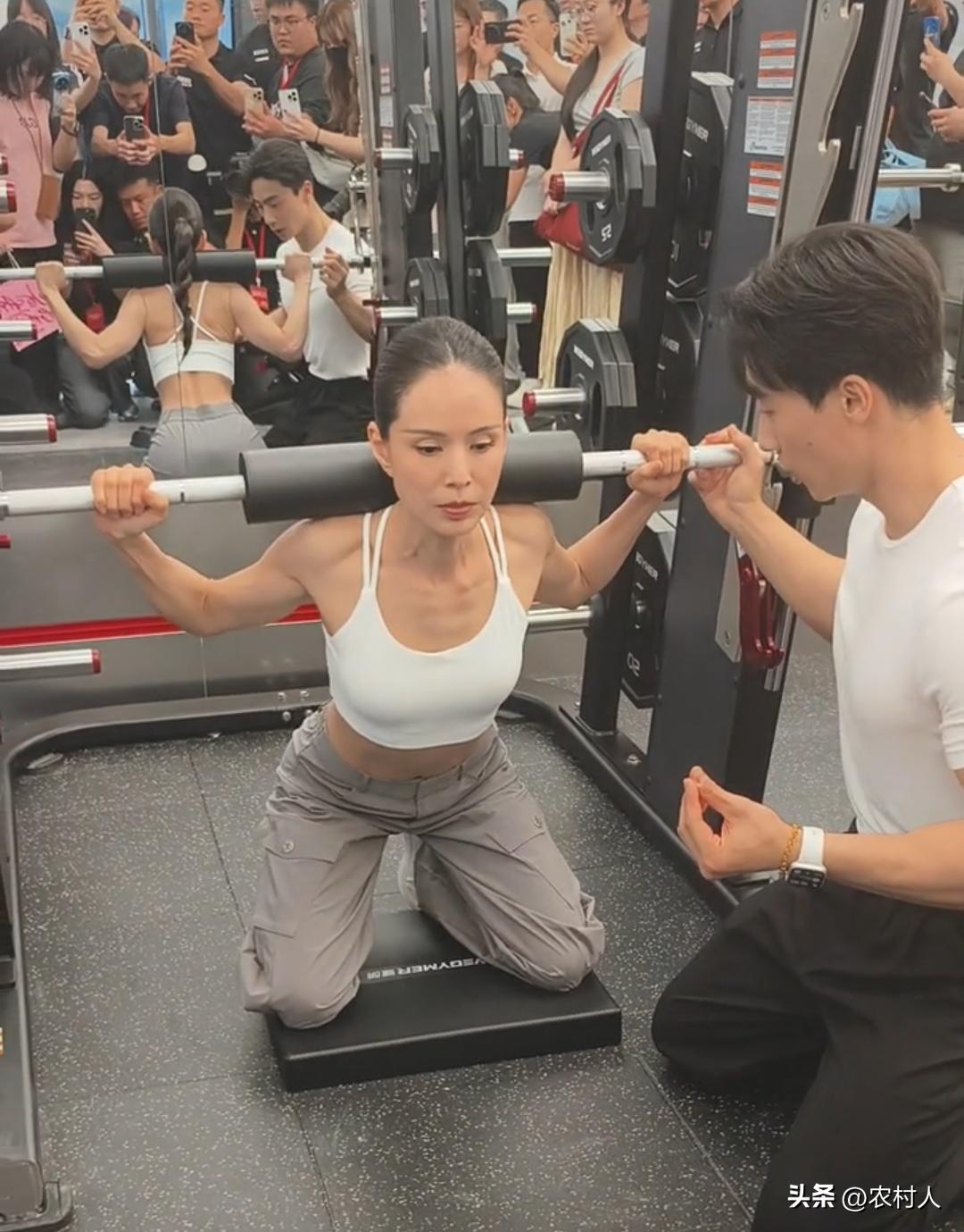 李若彤都60岁了，还这么高强度训练。没结婚，无儿无女，挣的钱这一辈子都花不了了。