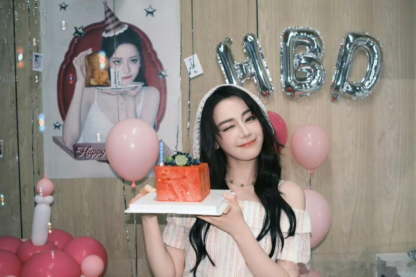 热巴 这次不是板砖是西瓜 往事随风去 迪丽热巴 你的幸福本就应该触手可及