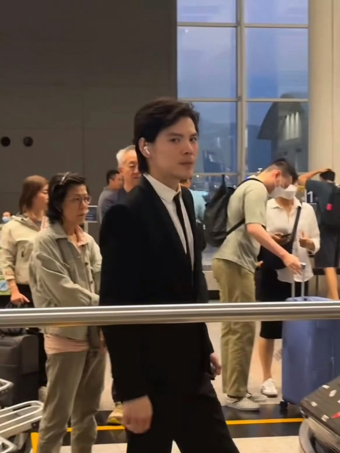 向佐变帅了向佐变帅挺明显的，造型简约干练，短发配西装显得很精神，身材也因健身更挺