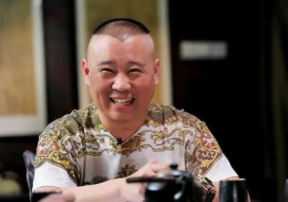 郭德纲边说相声，边回应，侯耀华和杨议。他没有采用直言不讳的方式，而是在和于谦说相