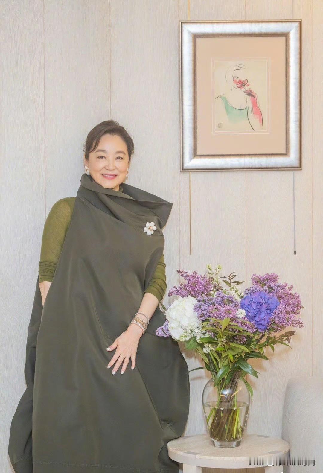 有的女人优雅了一辈子，71的林青霞，穿着“不规则”设计的豆绿色大衣，搭配着同色系