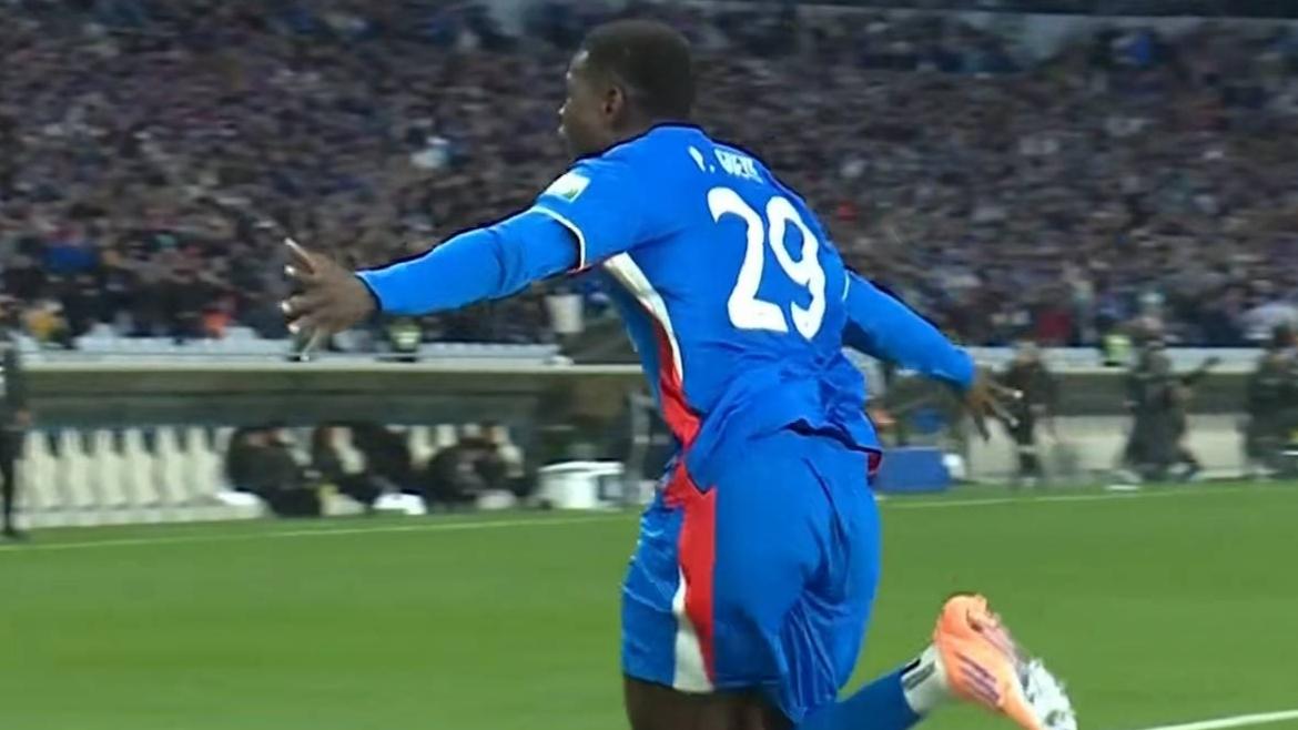 中超进球大战，两队狂轰八球！
申花5-3逆转告捷，送大连英博开门黑！

北京时间