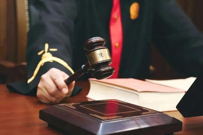 【#女子请假陪女儿高考被开除#，官司一路打到高院】这周末，2025年高考的战鼓即