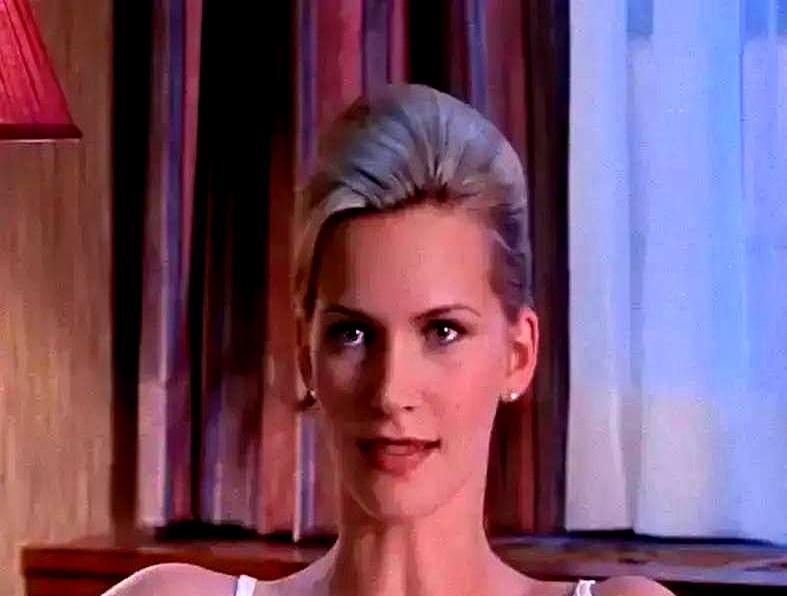 “镜头反光骗我脱内裤？
”——92年《本能》全球首映，莎朗·斯通看见自己私处被放