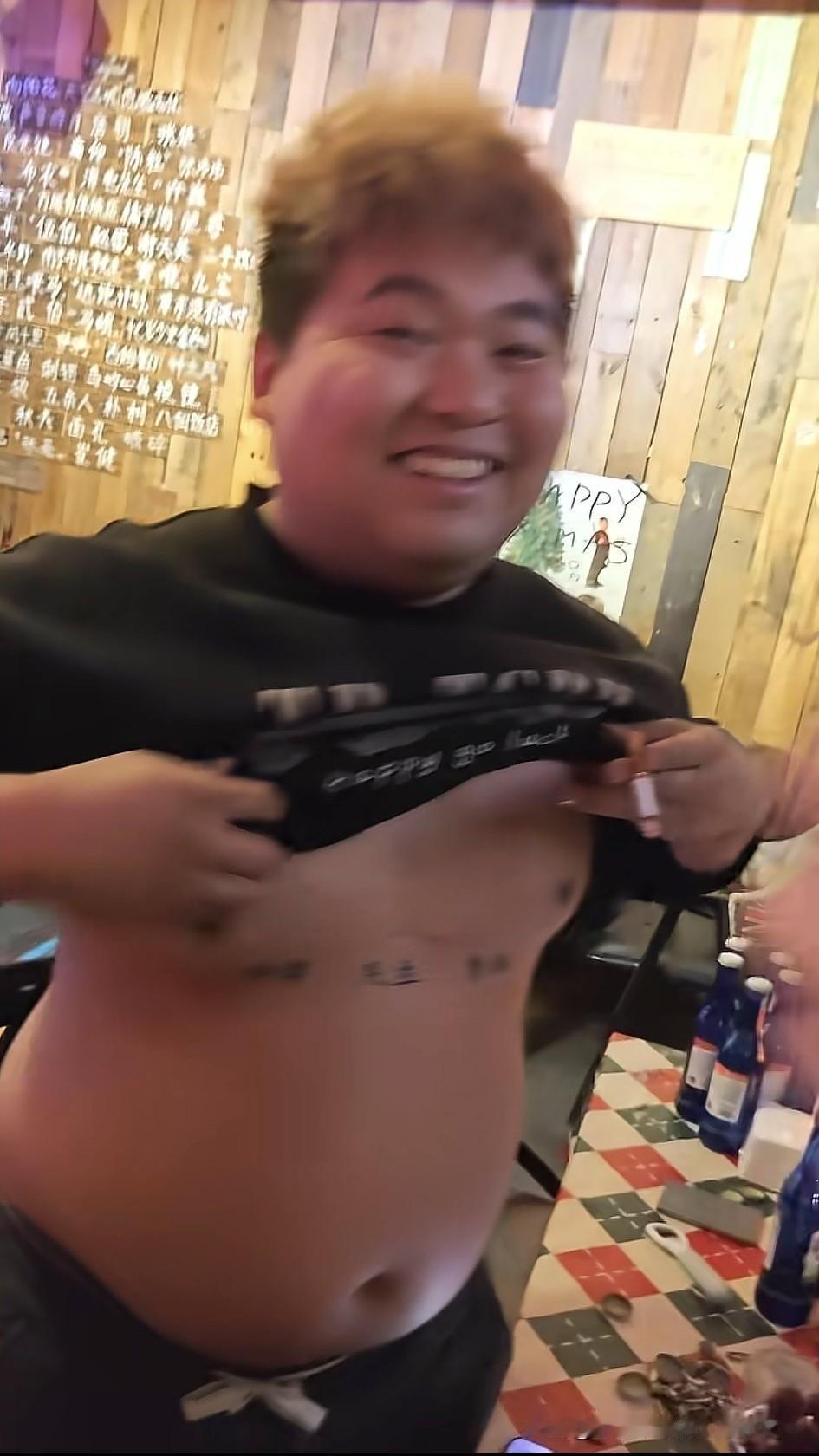 内蒙古小伙喝酒期间秀纹身，让旁人竖起大拇指。


几个小伙在小酒馆喝酒，朋友让他