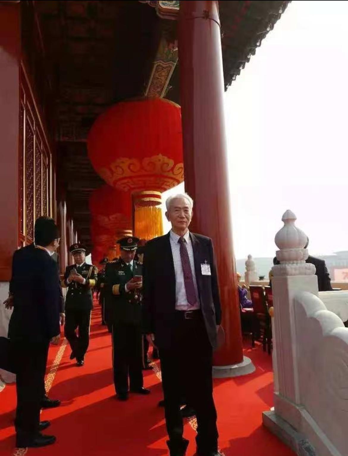 昨天，
2025年11月8号台岛洪门大会现场，
掌声雷动中，总舵主刘沛勋掷地有声