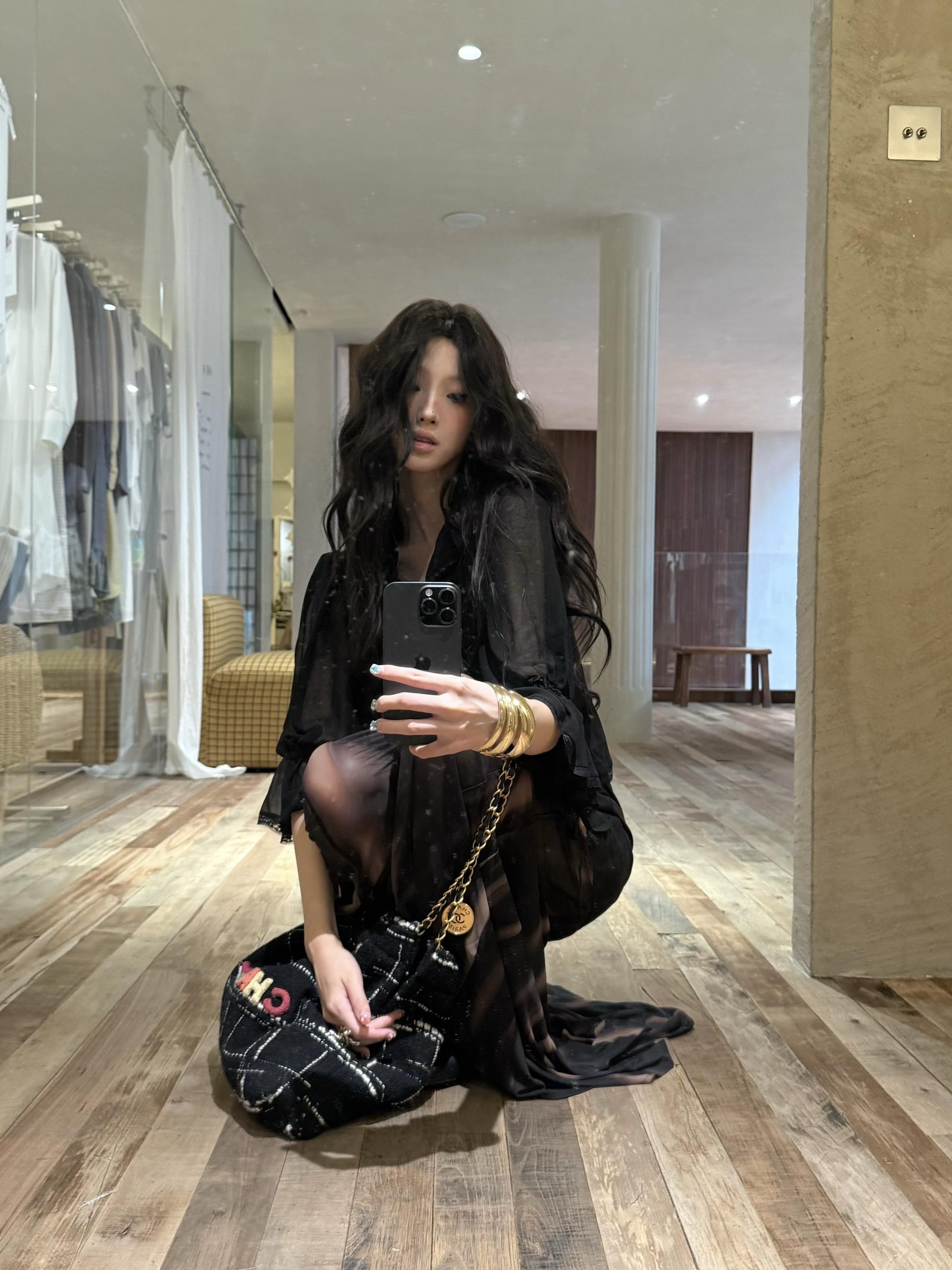 elegant woman🐈‍⬛。